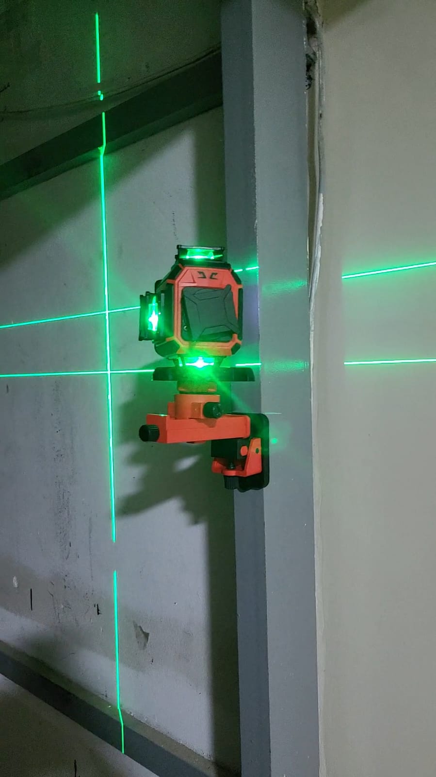 Nivo Laser 4D MAVOPLUS avec affichage numérique, piles et télécommande