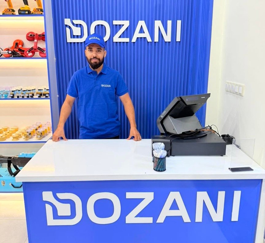 Conseiller Dozani au comptoir d'un magasin Dozani