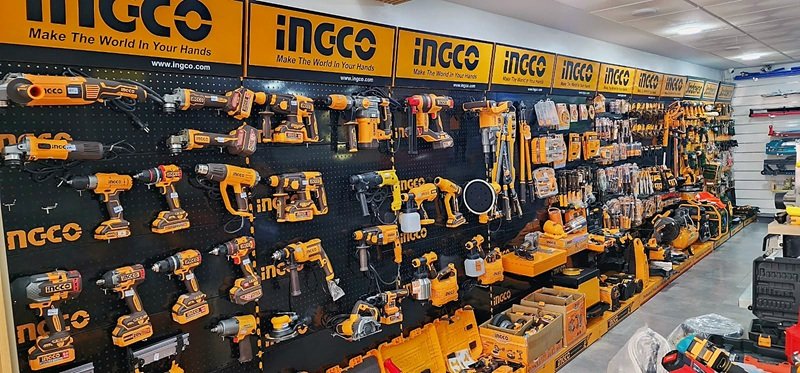 Mur de la gamme INGCO dans un magasin Dozani